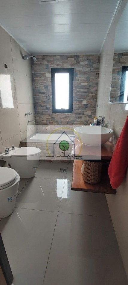 VENTA de GRAN CASA en ESQUINA - GAREIS, VILLA FONTANA