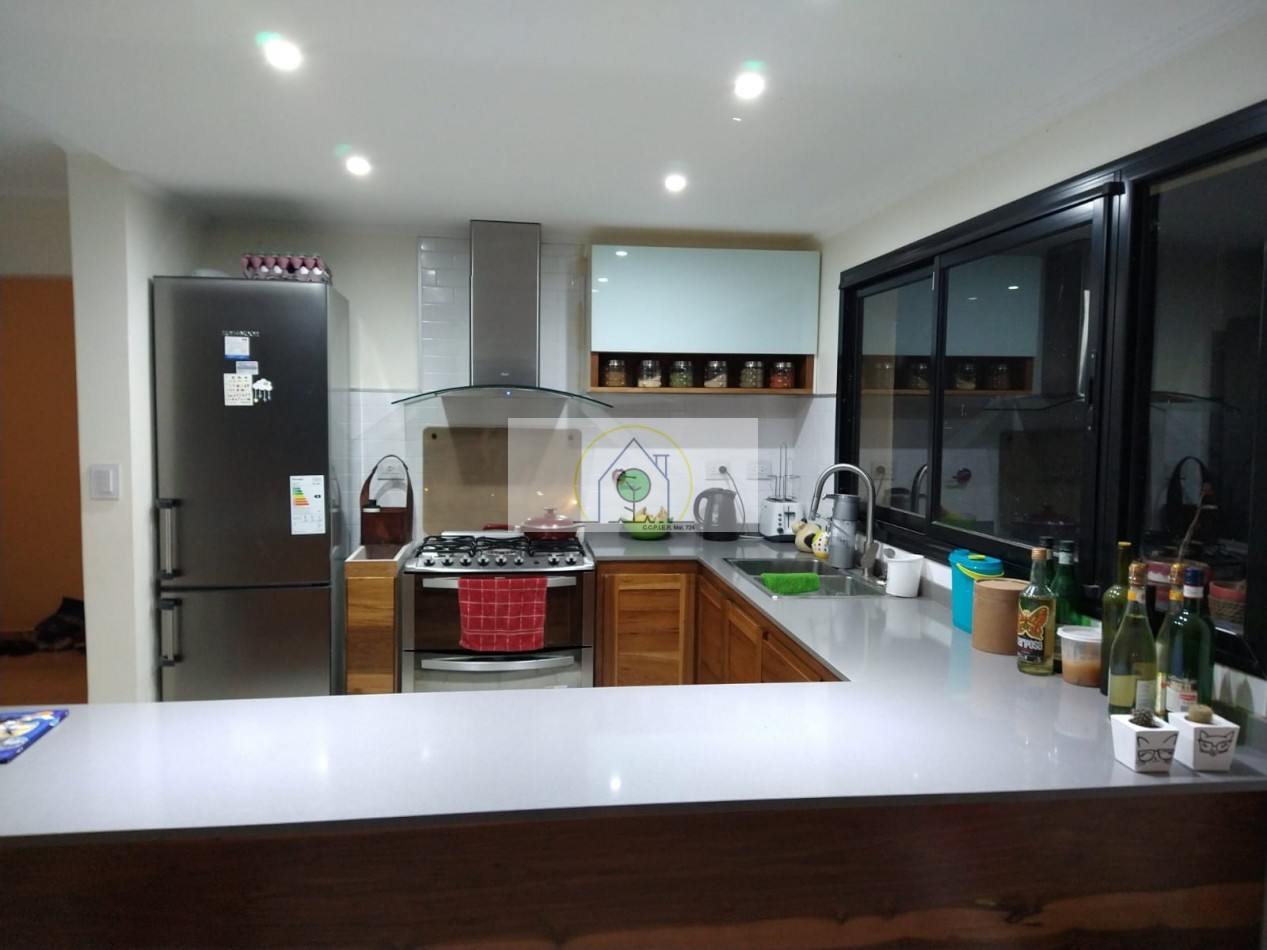 VENTA de GRAN CASA en ESQUINA - GAREIS, VILLA FONTANA