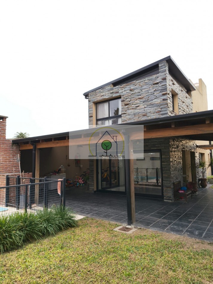 VENTA de GRAN CASA en ESQUINA - GAREIS, VILLA FONTANA