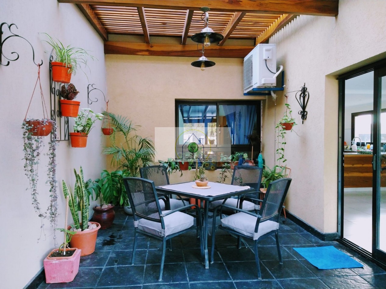 VENTA de GRAN CASA en ESQUINA - GAREIS, VILLA FONTANA